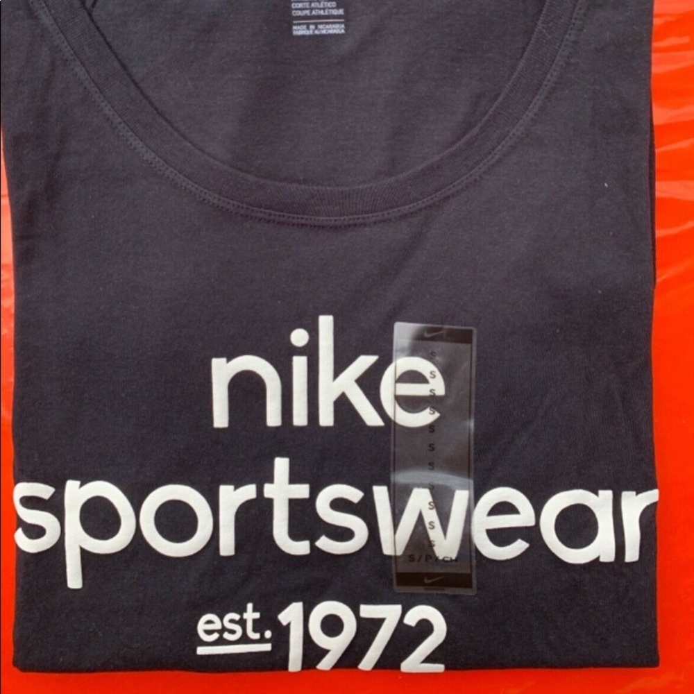 Women’s NIKE T-SHIRT Crew Athletic Fit Tee